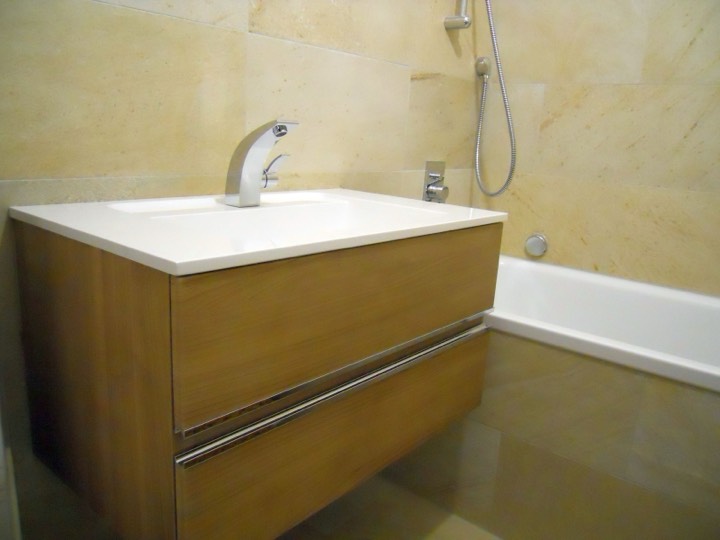 Waschtisch mit Unterschrank und Badewanne