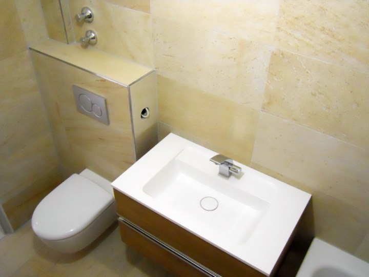 Renoviertes Bad mit wandhängendem WC und Waschtisch