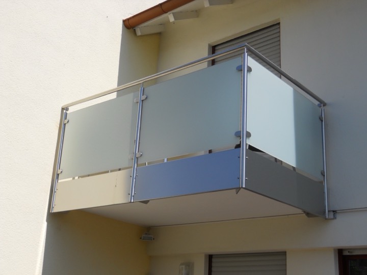 Balkongeländer aus Edelstahl mit Glasfüllung