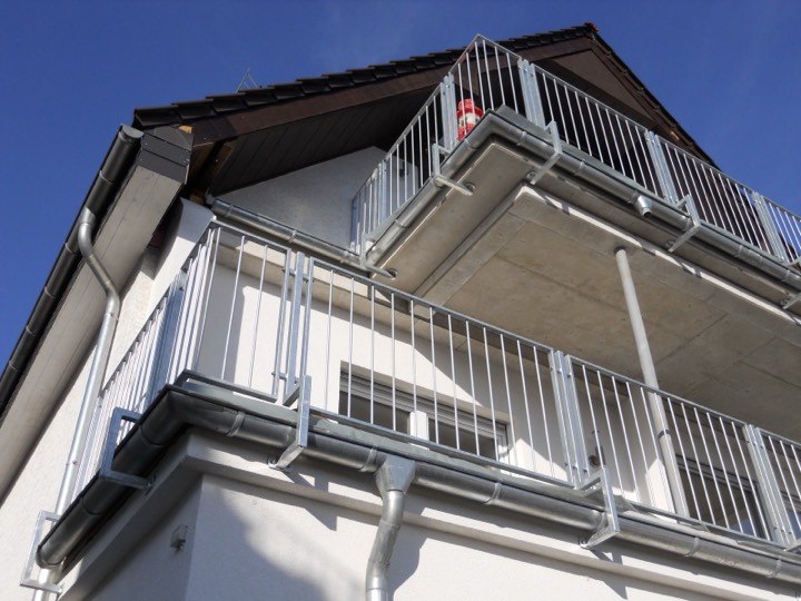 Balkongeländer an einem Mehrfamilienhaus