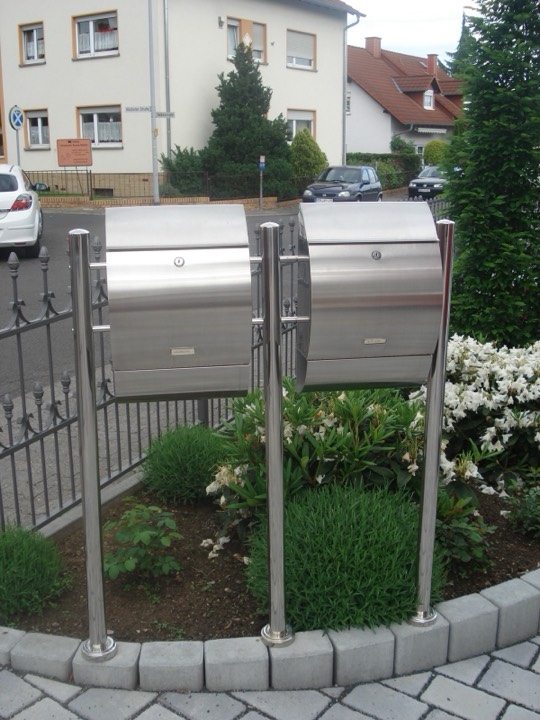 Freistehende Briefkastenanlage aus Edelstahl