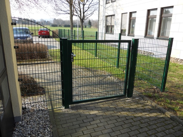 Zaunanlage mit Gehtür