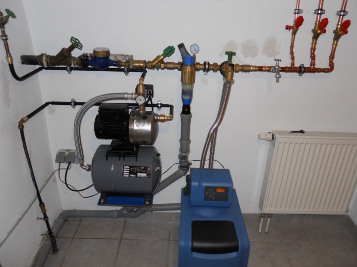 Hausinstallation mit Enthärtungsanlage und Verteilung